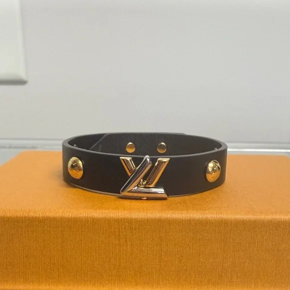 👛Host Pick👛 Louis Vuitton Black and Gold “Twist” Leather Bracelet - Picture 6 of 8
